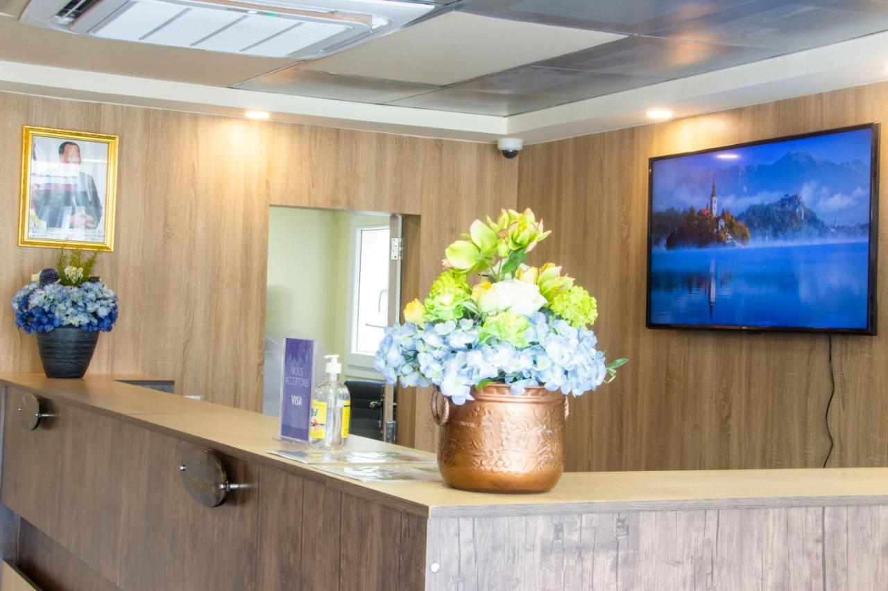 Suita Hotel Yaounde Bagian luar foto